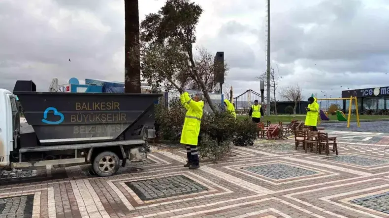 Balıkesir’de Fırtına Hayatı Olumsuz Etkiledi