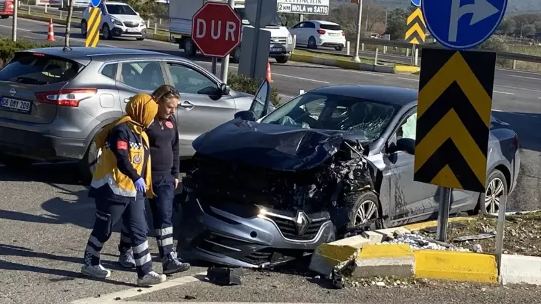 Ayvalık’ta Trafik Kazası: 3 Yaralı