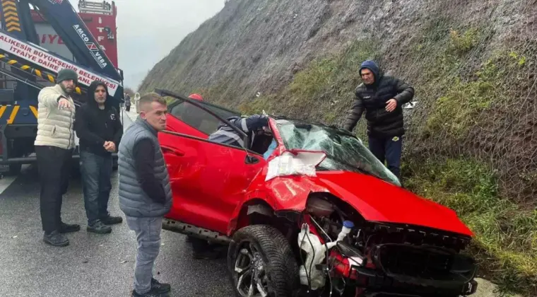 Balıkesir’de Otoyolda Kaza: İki Yaralı