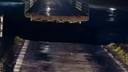 Susurluk’ta selde köprü ortadan ikiye ayrıldı