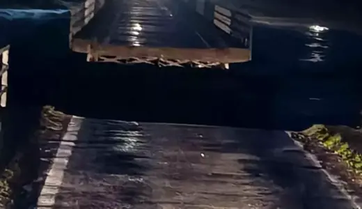 Susurluk’ta selde köprü ortadan ikiye ayrıldı