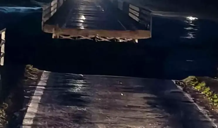 Susurluk’ta selde köprü ortadan ikiye ayrıldı