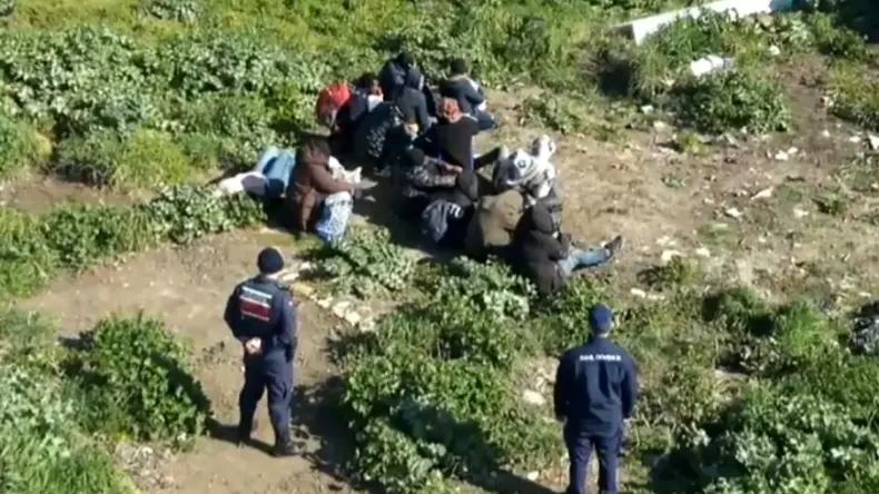 Ayvalık’ta 25 Göçmen Yakalandı