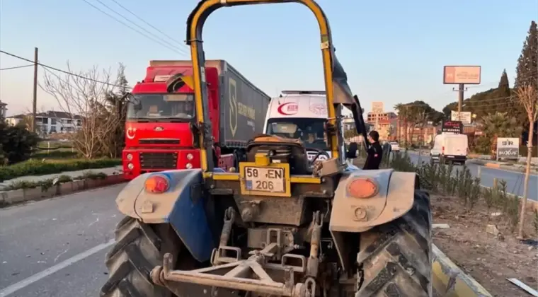 Gömeç’te Kamyon-Traktör Çarpışması: 2 Yaralı