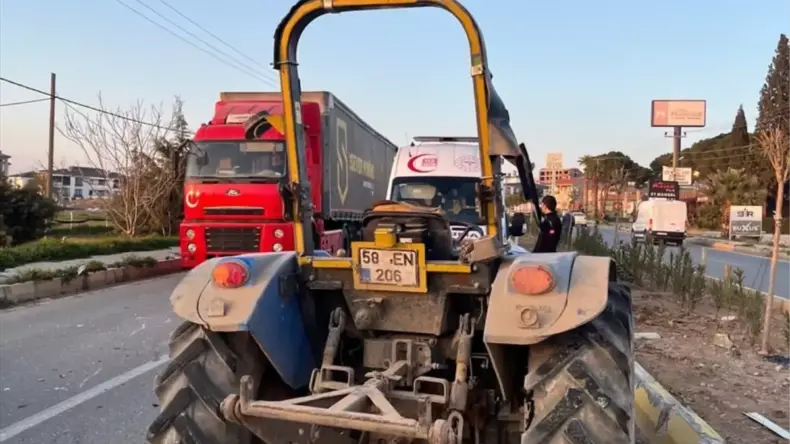 Gömeç’te Kamyon-Traktör Çarpışması: 2 Yaralı