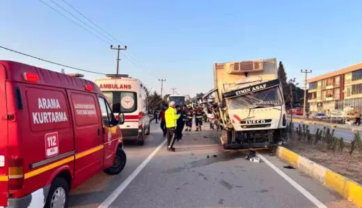 Balıkesir’de Kamyon-Traktör Çarpışması: 2 Yaralı
