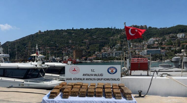 Alanya’da kıyıya vuran paketten 40 kilo uyuşturucu çıktı